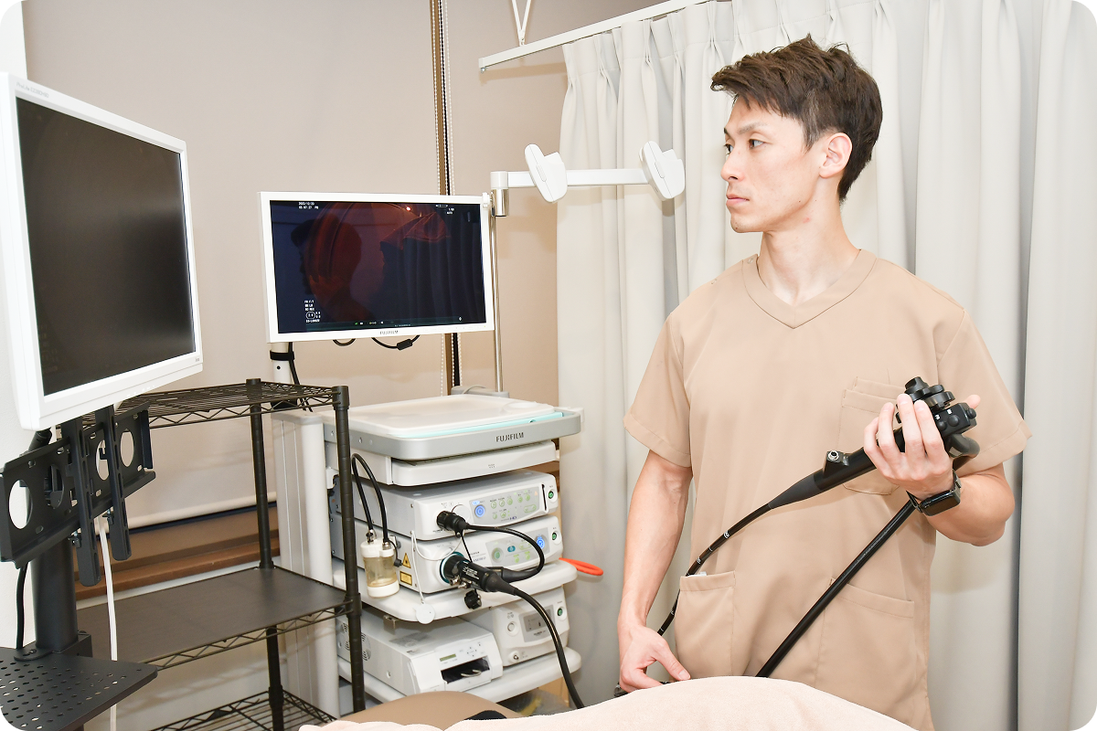 大腸カメラで検査中の牛嶋院長