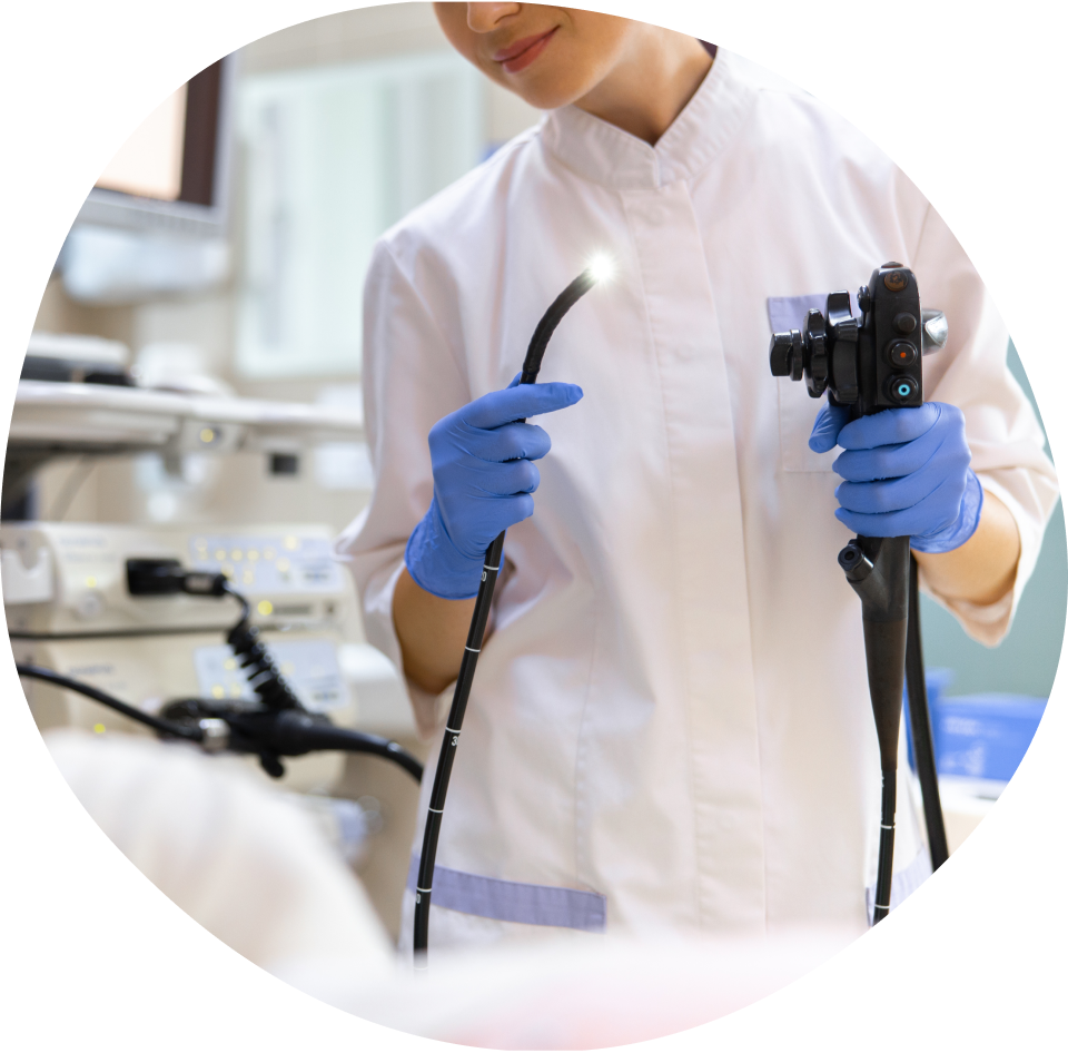 内視鏡検査の設備を動作確認している看護師