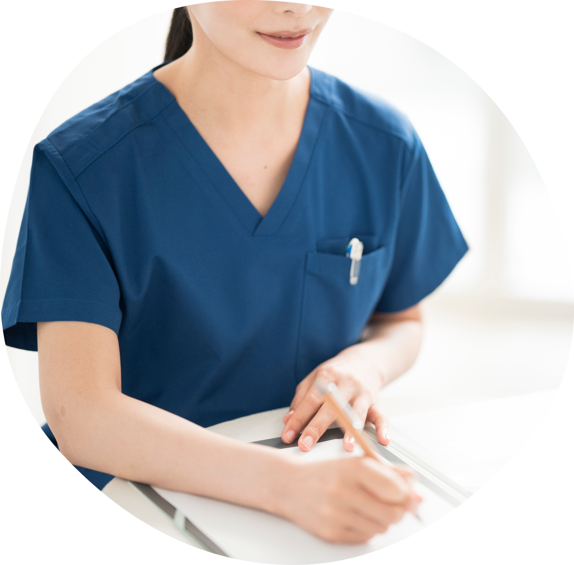 患者さんにカウンセリングする医療事務