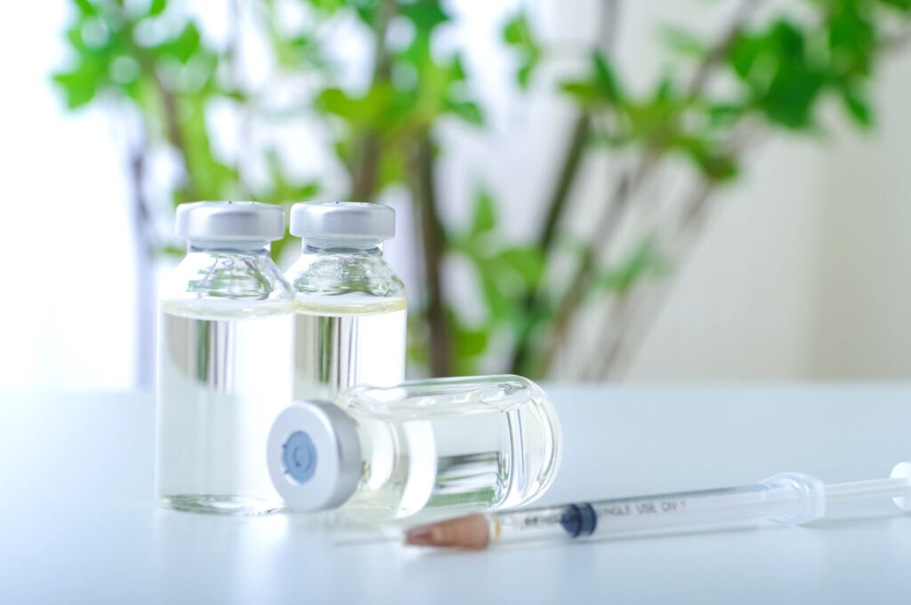 インフルエンザワクチンが入ったボトルとシリンジ