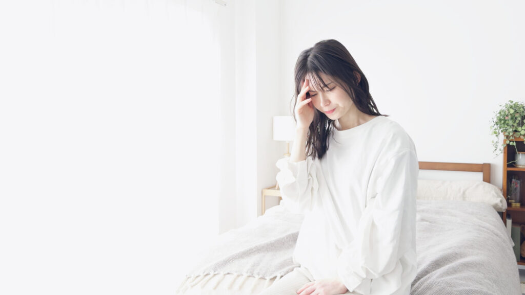 インフルエンザにかかってしまって、辛そうにしている女性